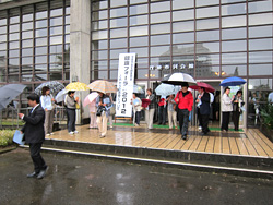 あいにくの雨になったが、講演を聞きに多くの観客が訪れた